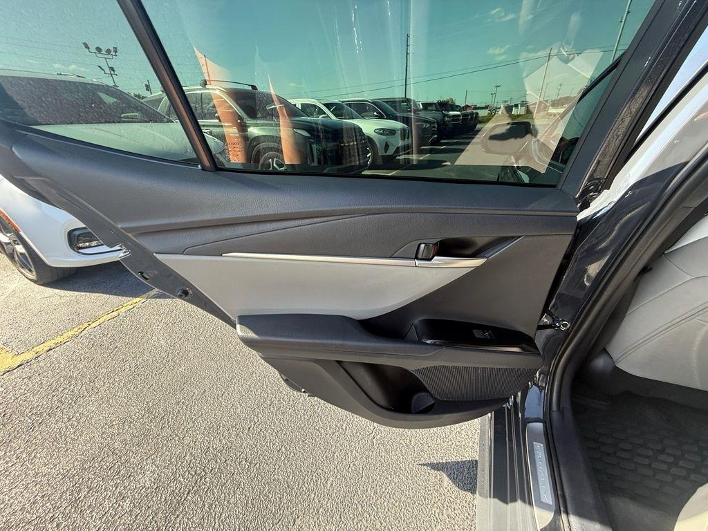 Toyota Camry Hybrid SE 2025