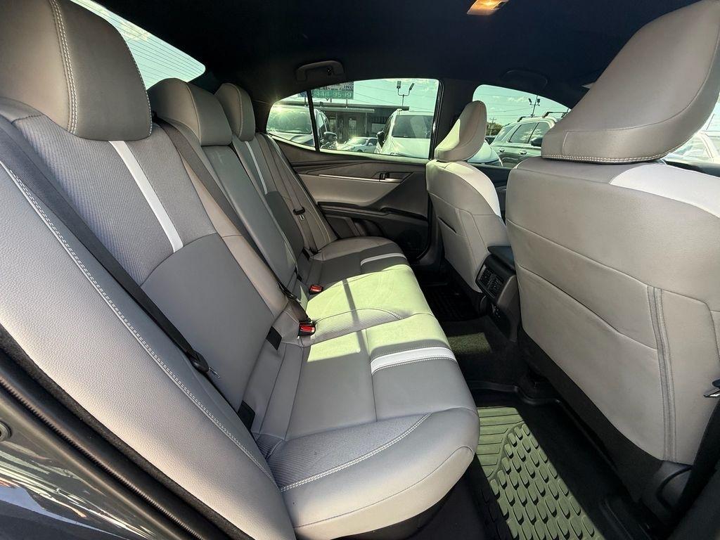 Toyota Camry Hybrid SE 2025