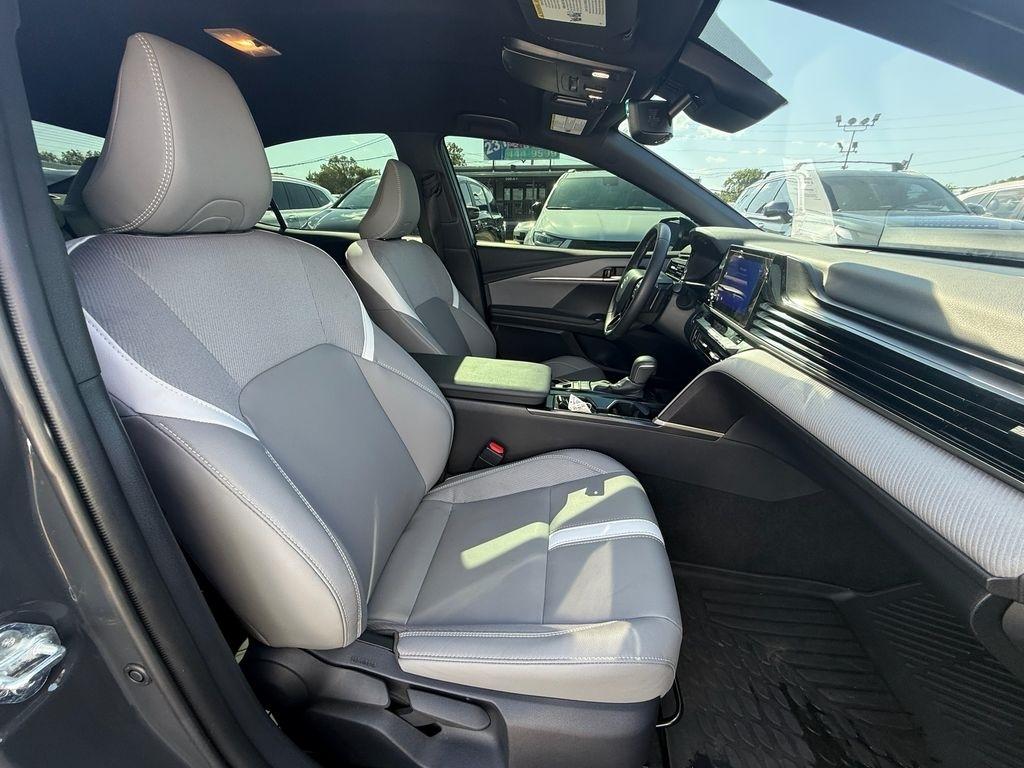 Toyota Camry Hybrid SE 2025