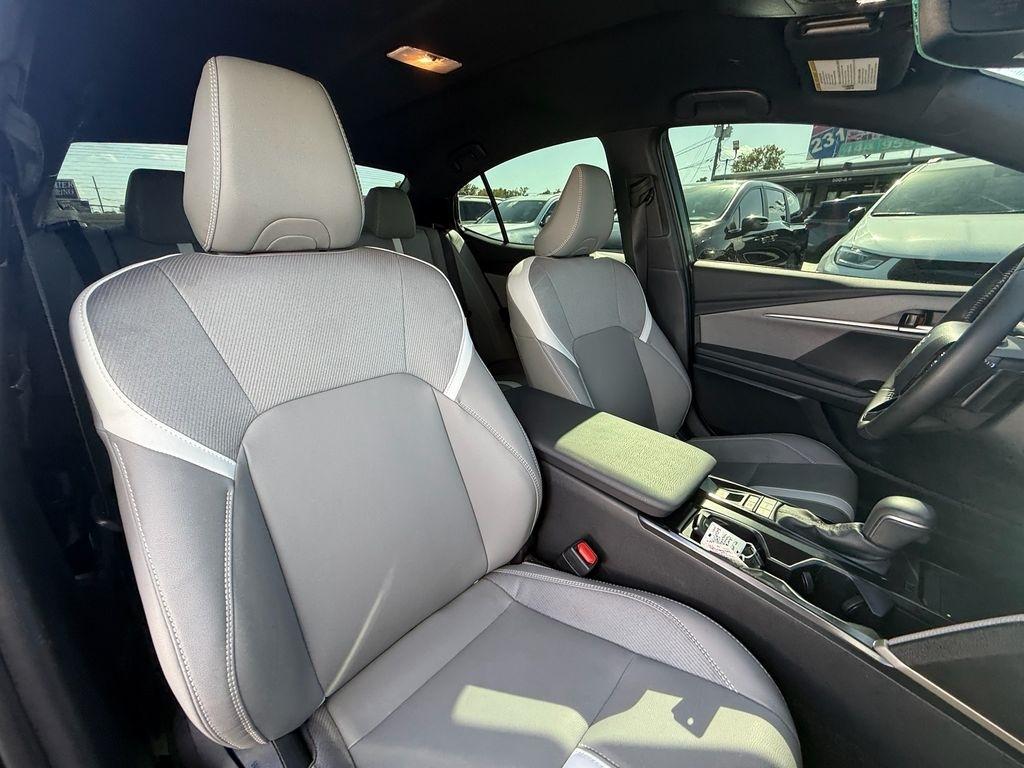 Toyota Camry Hybrid SE 2025