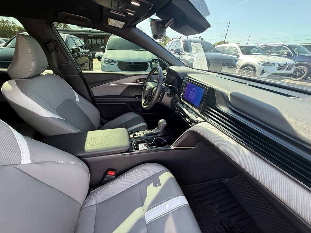 Toyota Camry Hybrid SE 2025