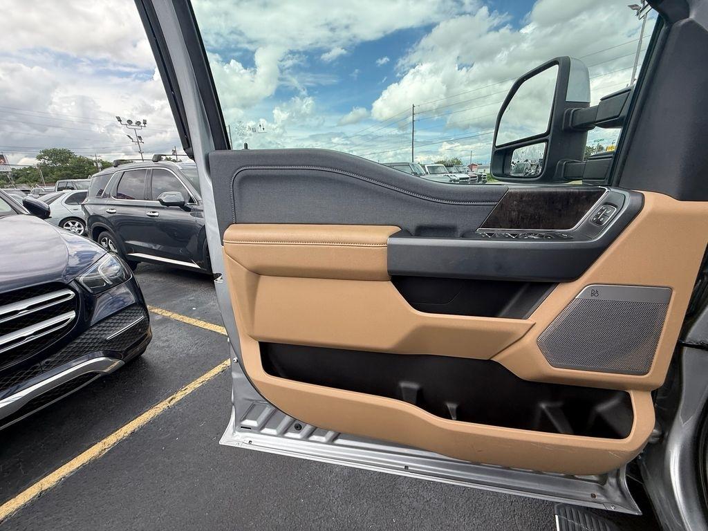 Ford F-250 SD Lariat Crew Cab 4WD 2023
