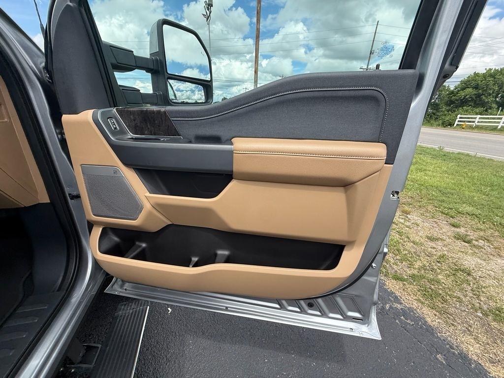Ford F-250 SD Lariat Crew Cab 4WD 2023