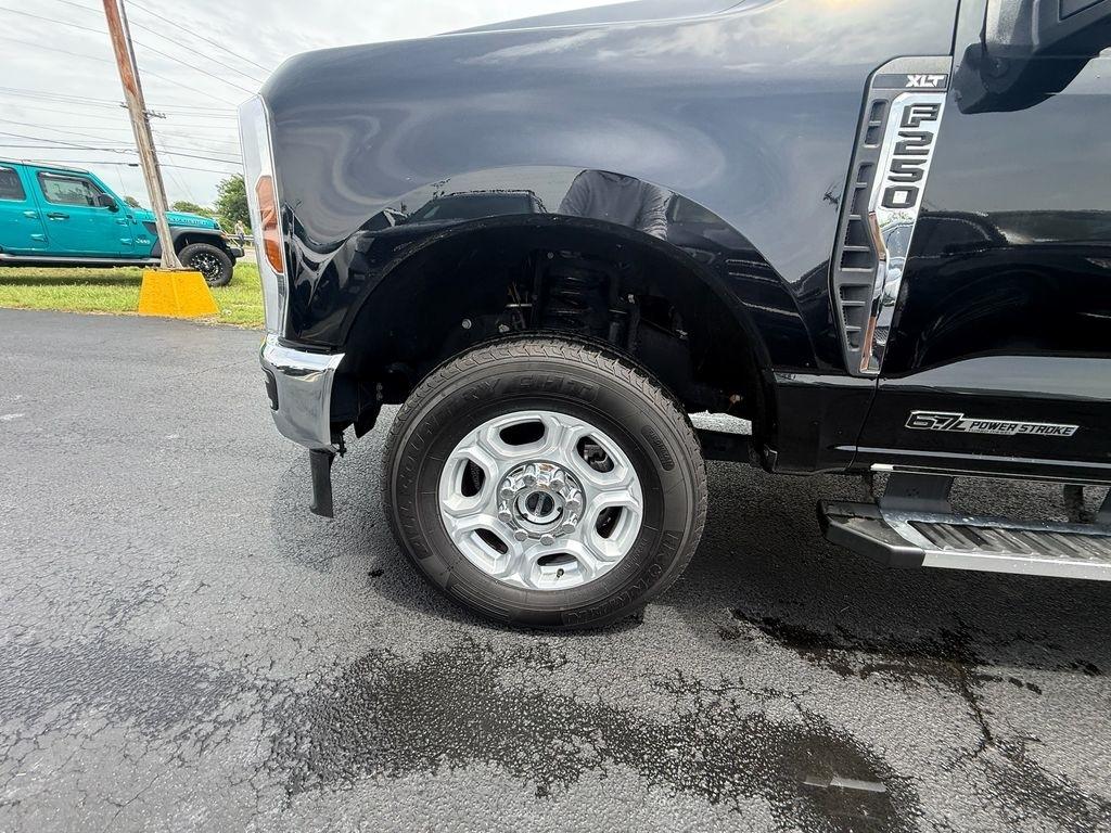 Ford F-250 SD XLT Crew Cab 4WD 2025