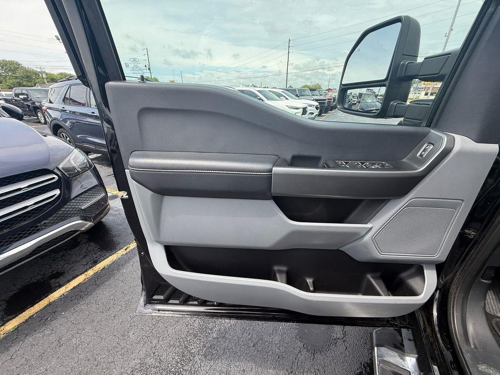 Ford F-250 SD XLT Crew Cab 4WD 2025