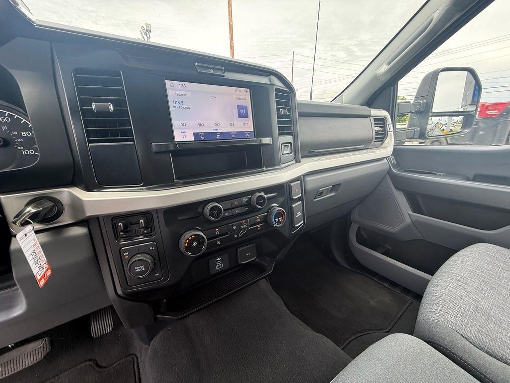 Ford F-250 SD XLT Crew Cab 4WD 2025