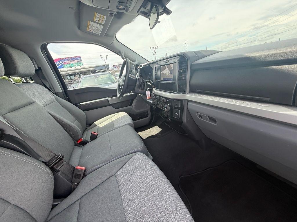 Ford F-250 SD XLT Crew Cab 4WD 2025