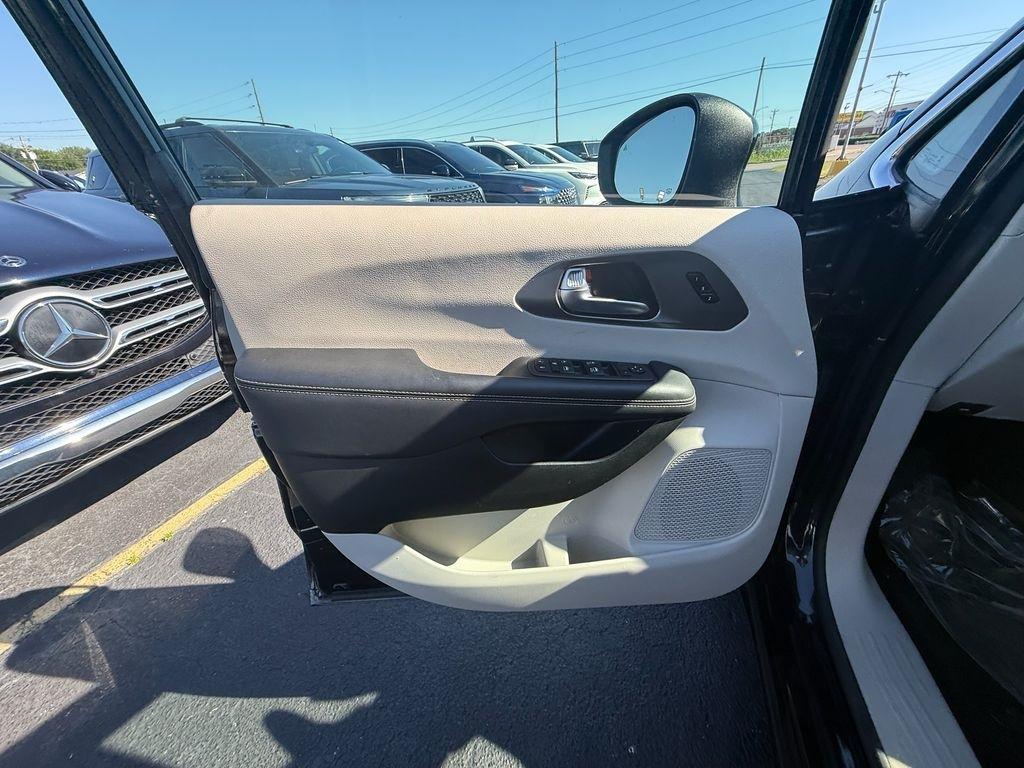 Chrysler Pacifica Touring L 2023