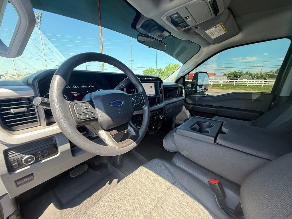 Ford F-350 SD XL Crew Cab DRW 4WD 2023