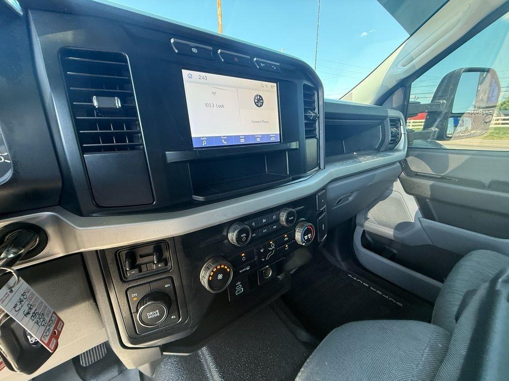 Ford F-350 SD XL Crew Cab DRW 4WD 2023