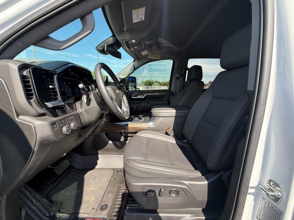 Chevrolet Silverado 3500HD LT Crew Cab 4WD 2025