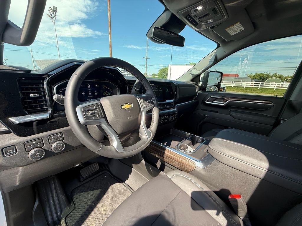 Chevrolet Silverado 3500HD LT Crew Cab 4WD 2025