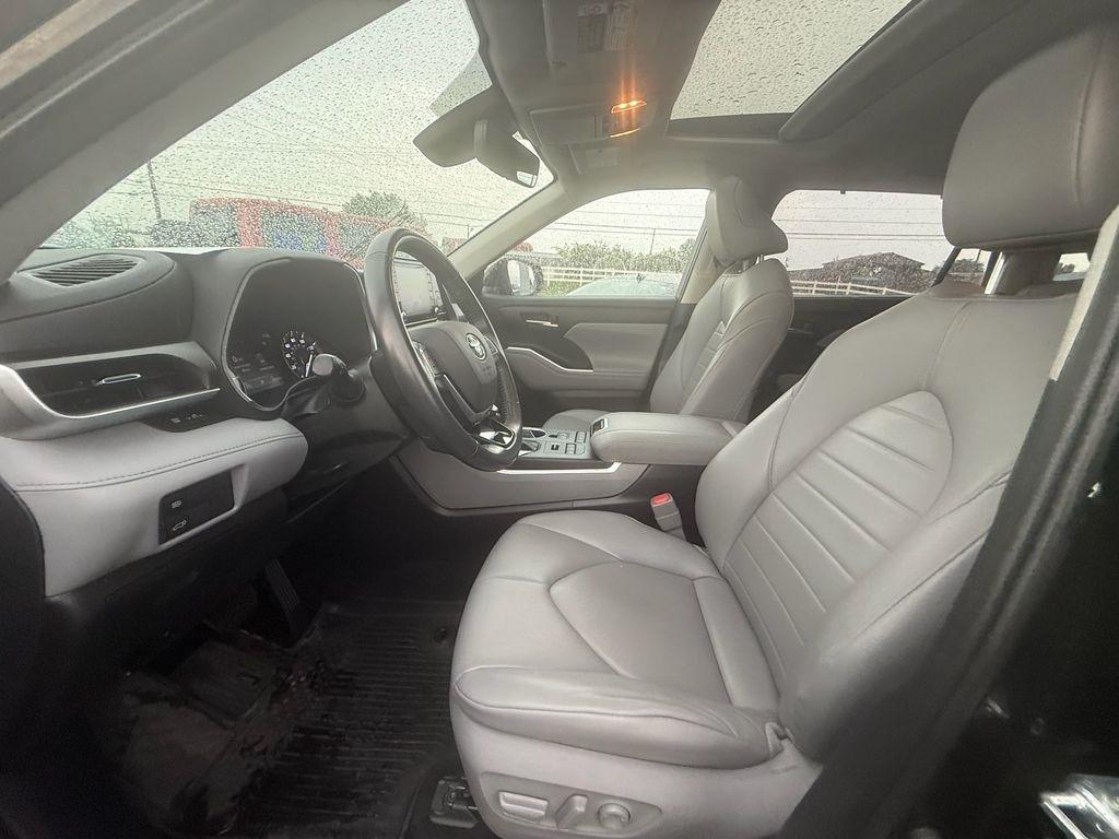 Toyota Highlander XLE AWD V6 2021