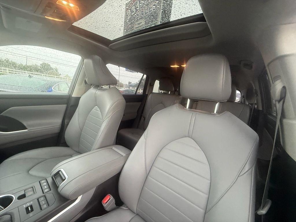 Toyota Highlander XLE AWD V6 2021