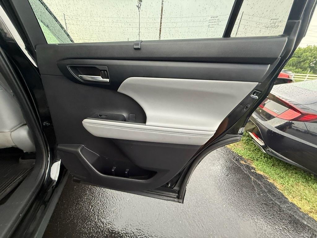 Toyota Highlander XLE AWD V6 2021