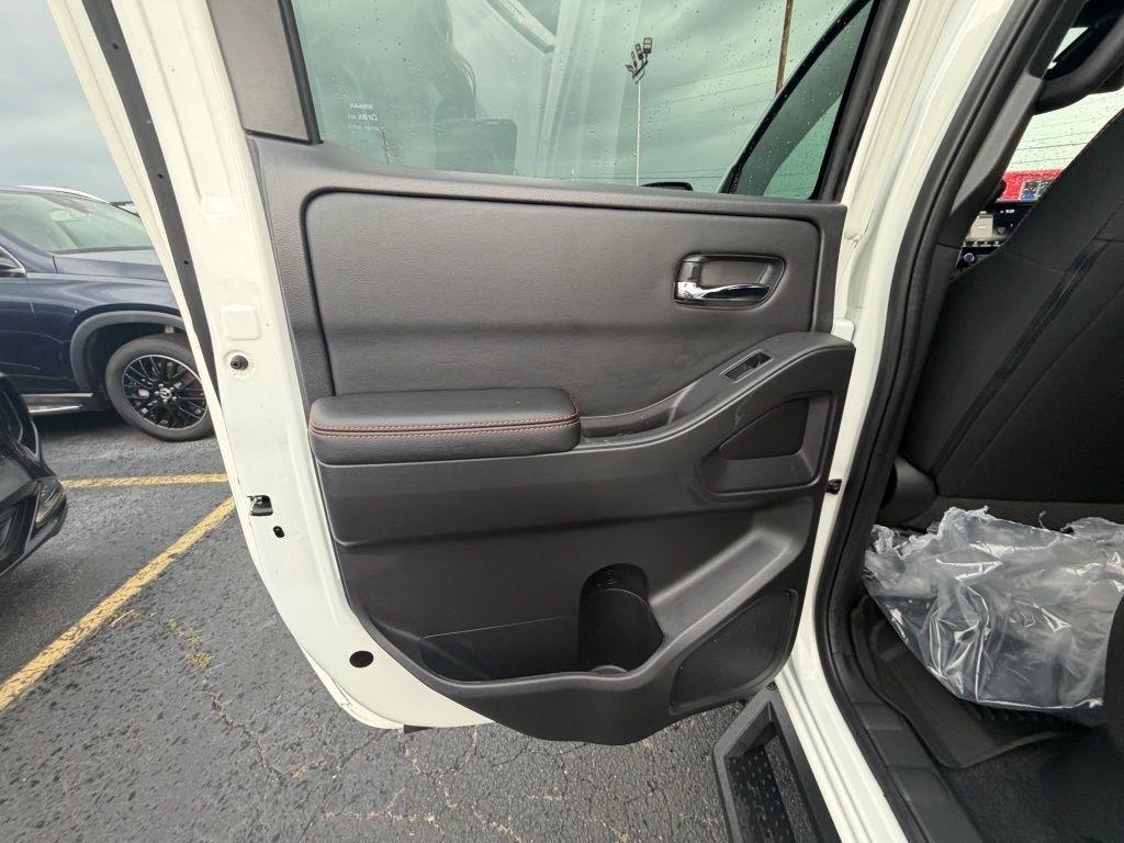 Nissan Frontier PRO-4X Crew Cab 4WD 2025
