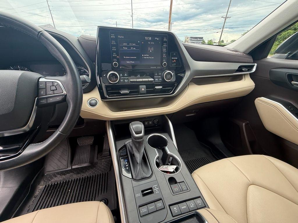 Toyota Highlander XLE AWD V6 2021