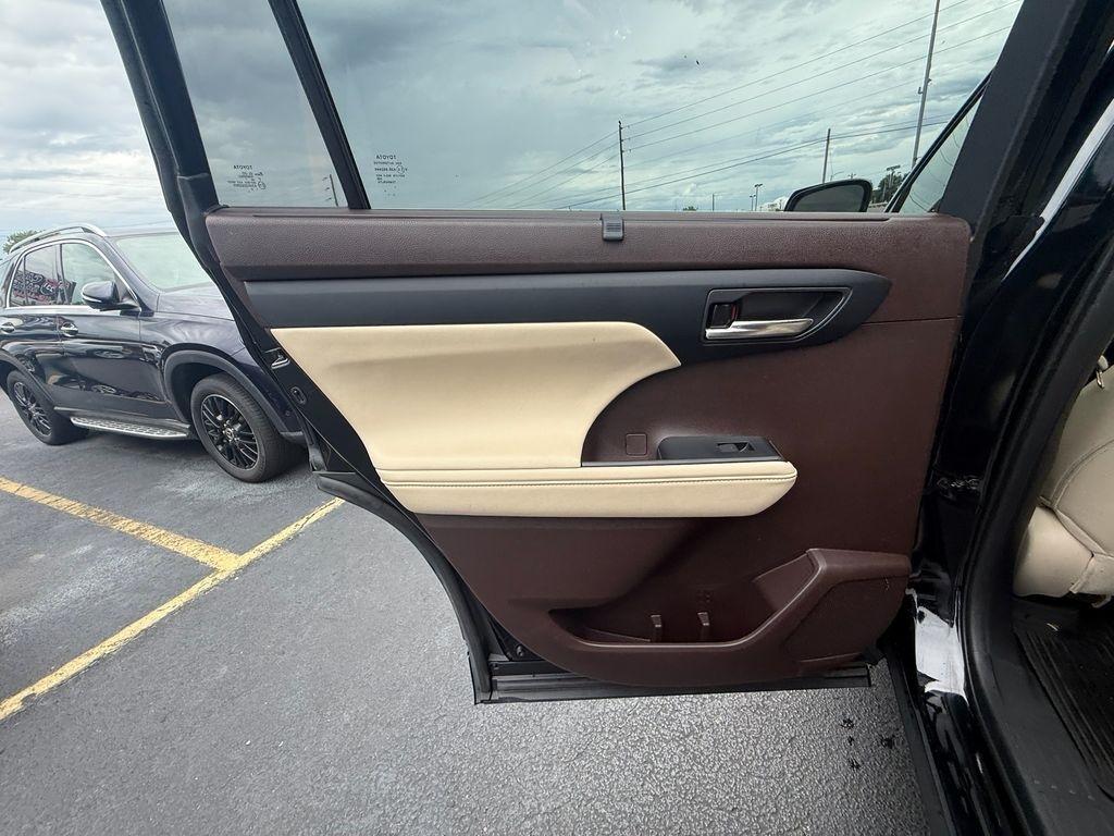 Toyota Highlander XLE AWD V6 2021