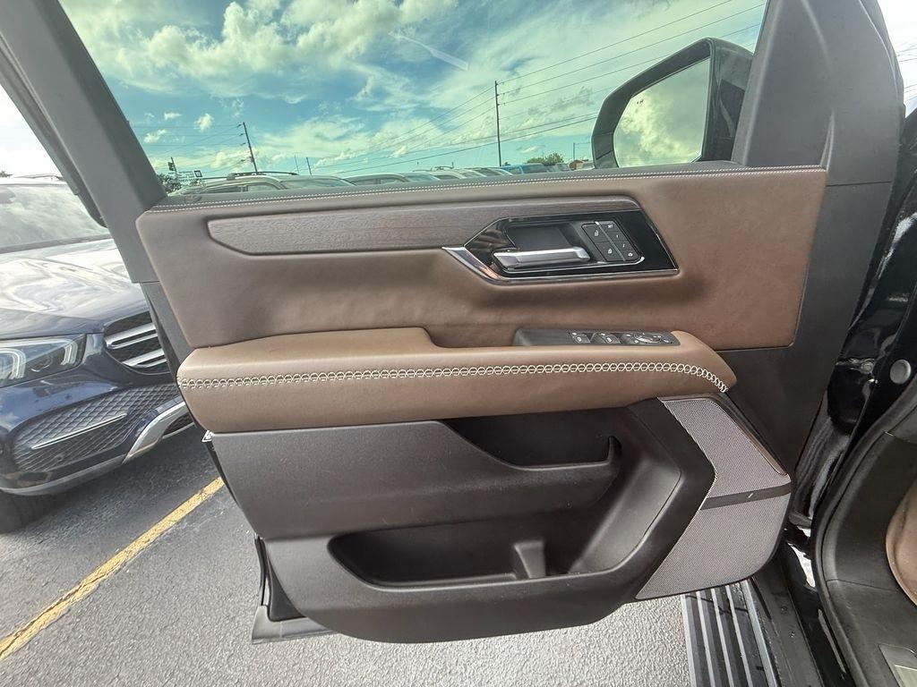 GMC Yukon XL Denali Ultimate 4WD 2025
