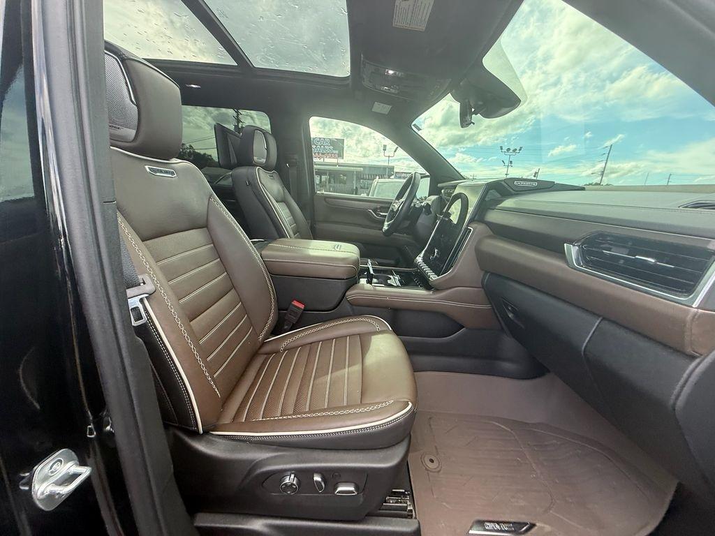 GMC Yukon XL Denali Ultimate 4WD 2025