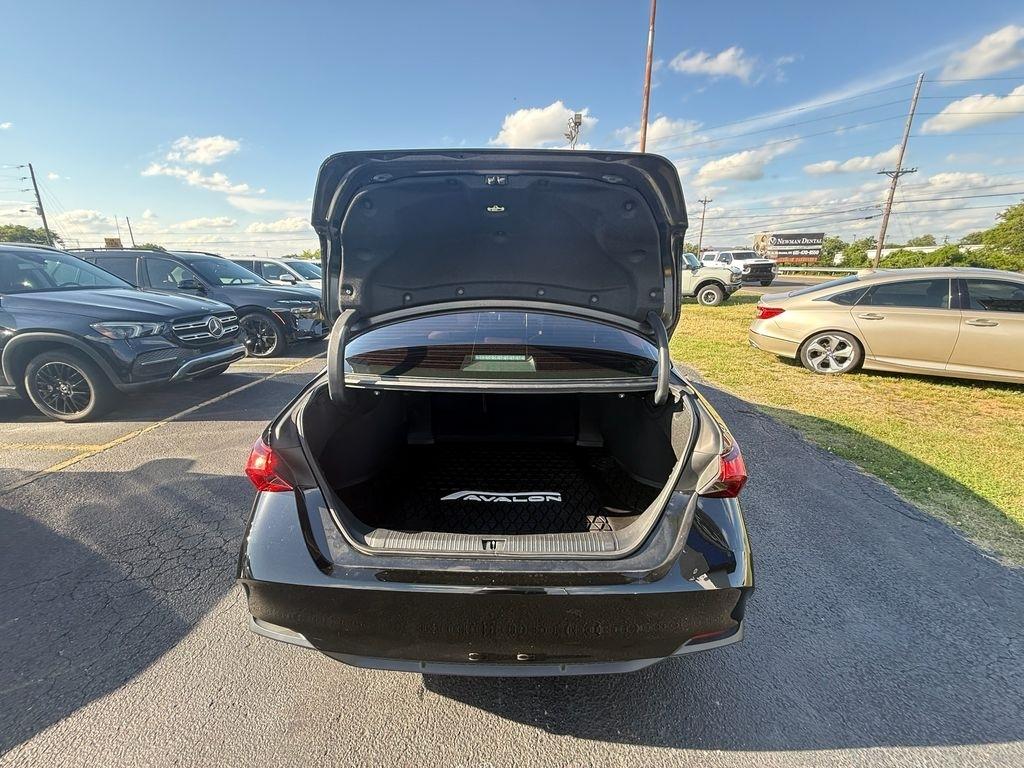 Toyota Avalon Hybrid XLE 2021