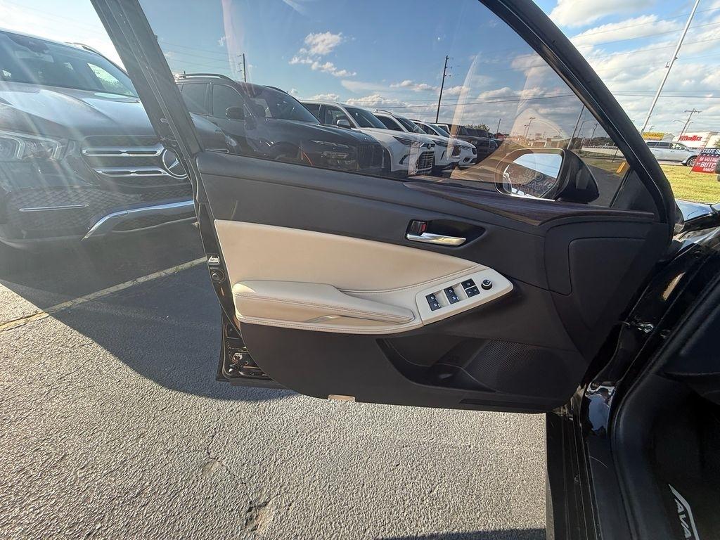 Toyota Avalon Hybrid XLE 2021