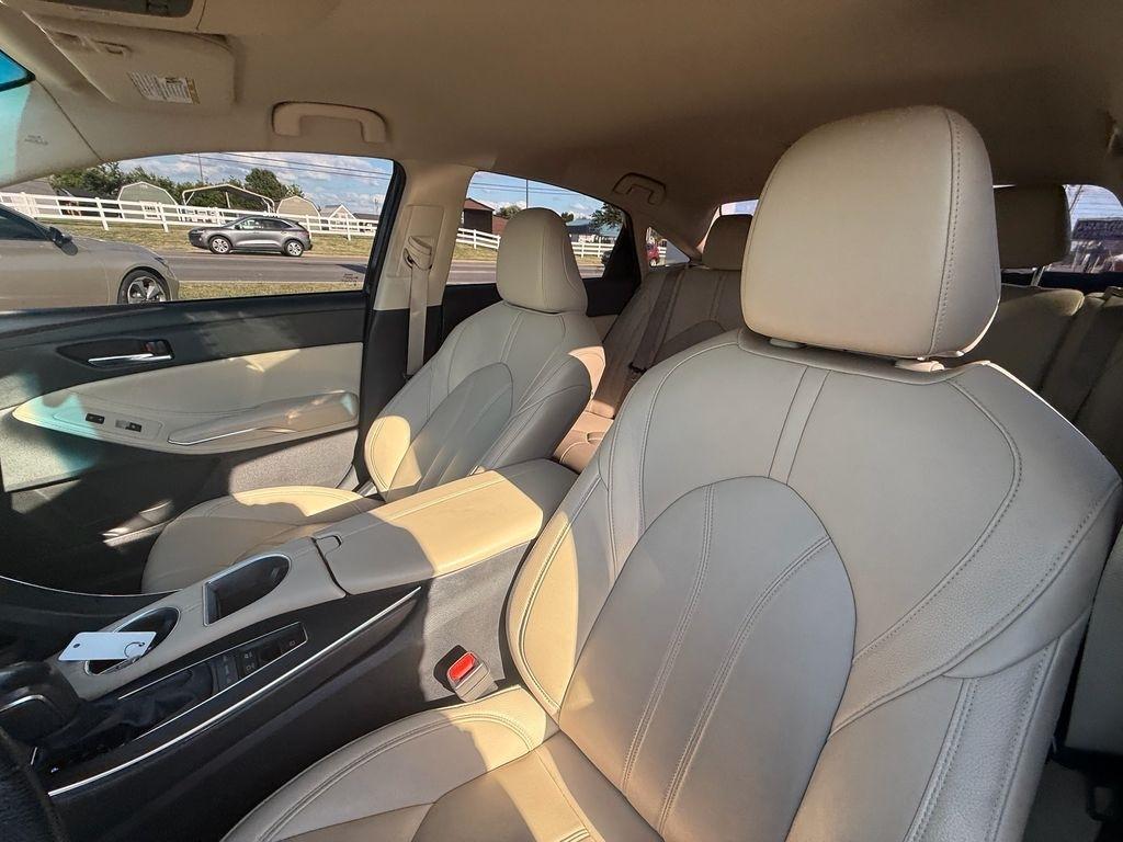 Toyota Avalon Hybrid XLE 2021