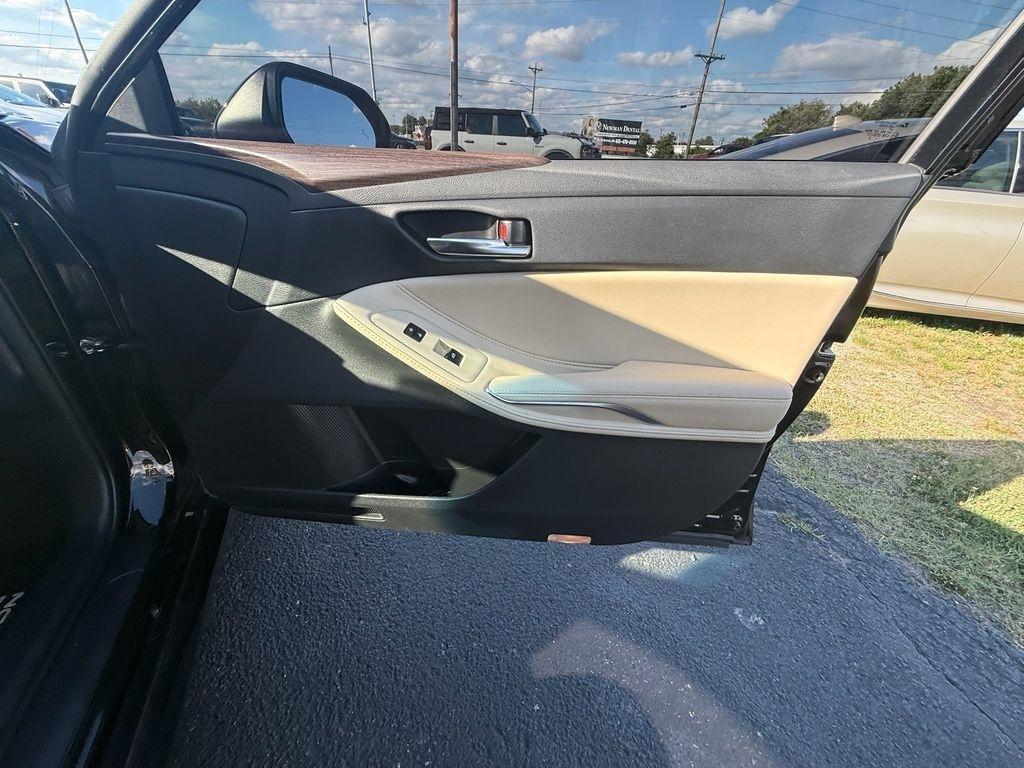 Toyota Avalon Hybrid XLE 2021