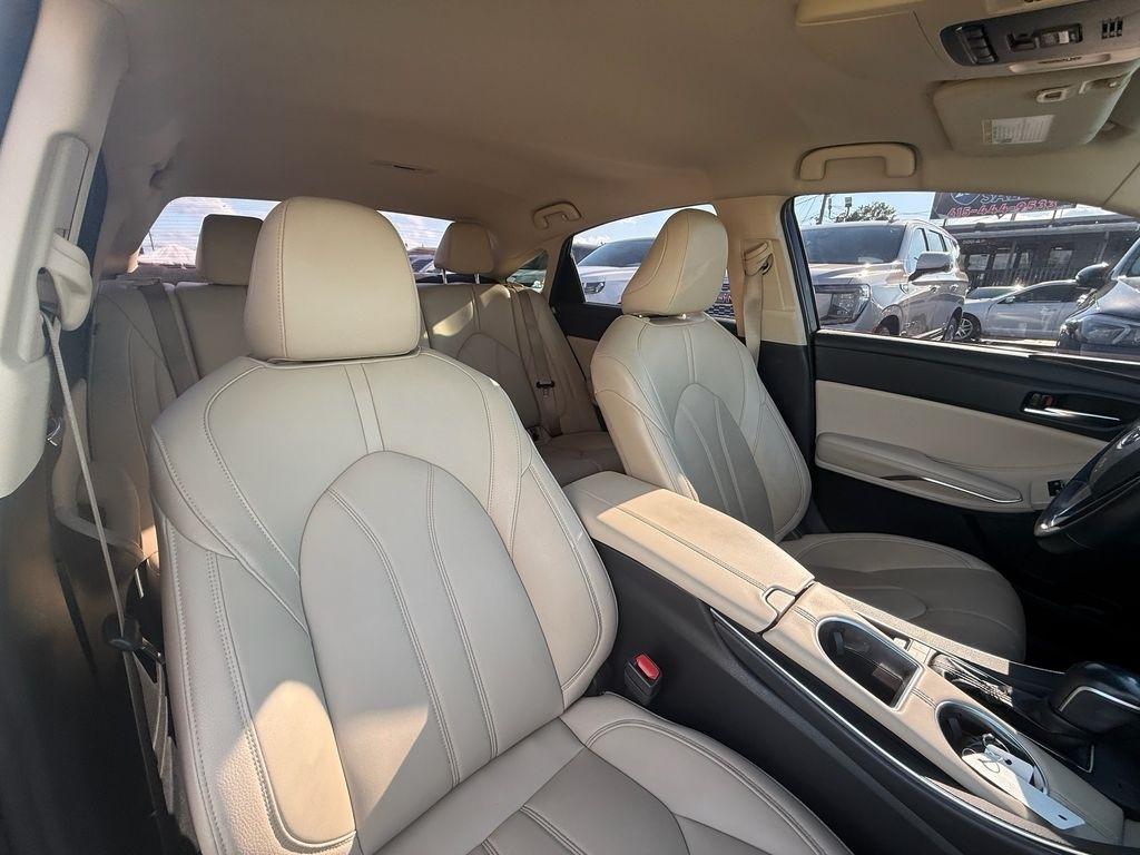 Toyota Avalon Hybrid XLE 2021