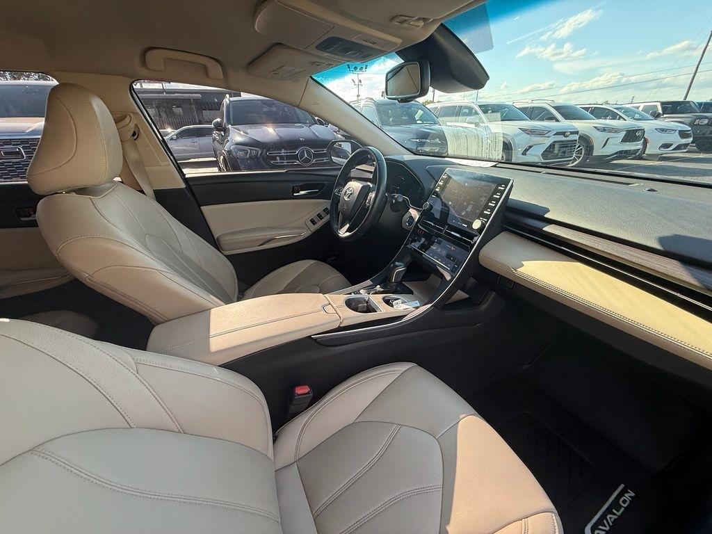 Toyota Avalon Hybrid XLE 2021