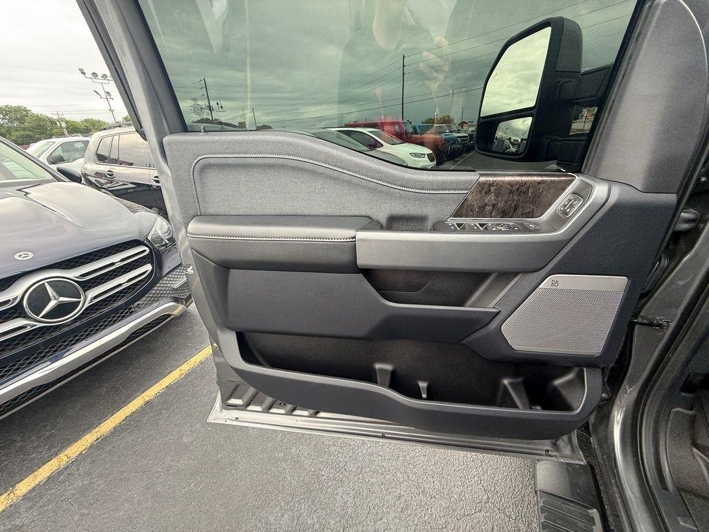 Ford F-250 SD Lariat Crew Cab 4WD 2023