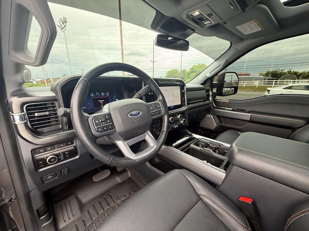 Ford F-250 SD Lariat Crew Cab 4WD 2023