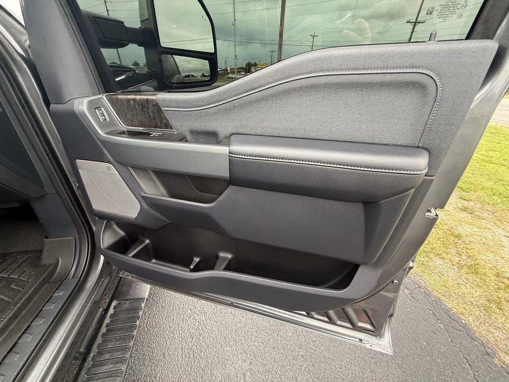 Ford F-250 SD Lariat Crew Cab 4WD 2023