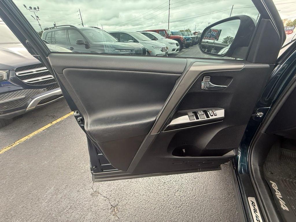 Toyota RAV4 SE 4WD 2018