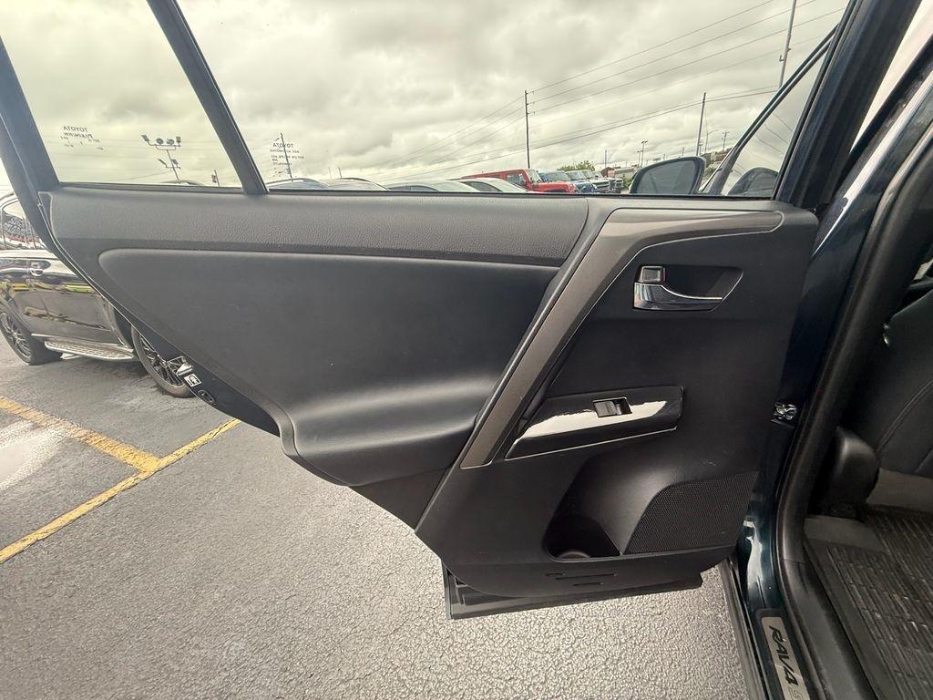 Toyota RAV4 SE 4WD 2018