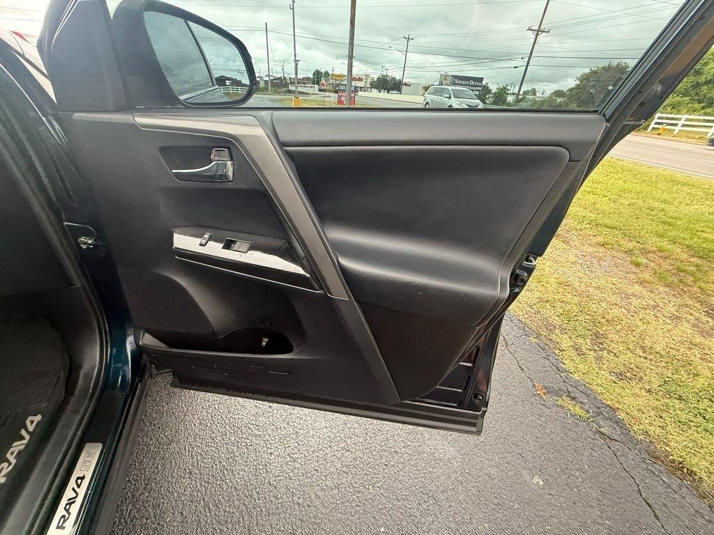 Toyota RAV4 SE 4WD 2018