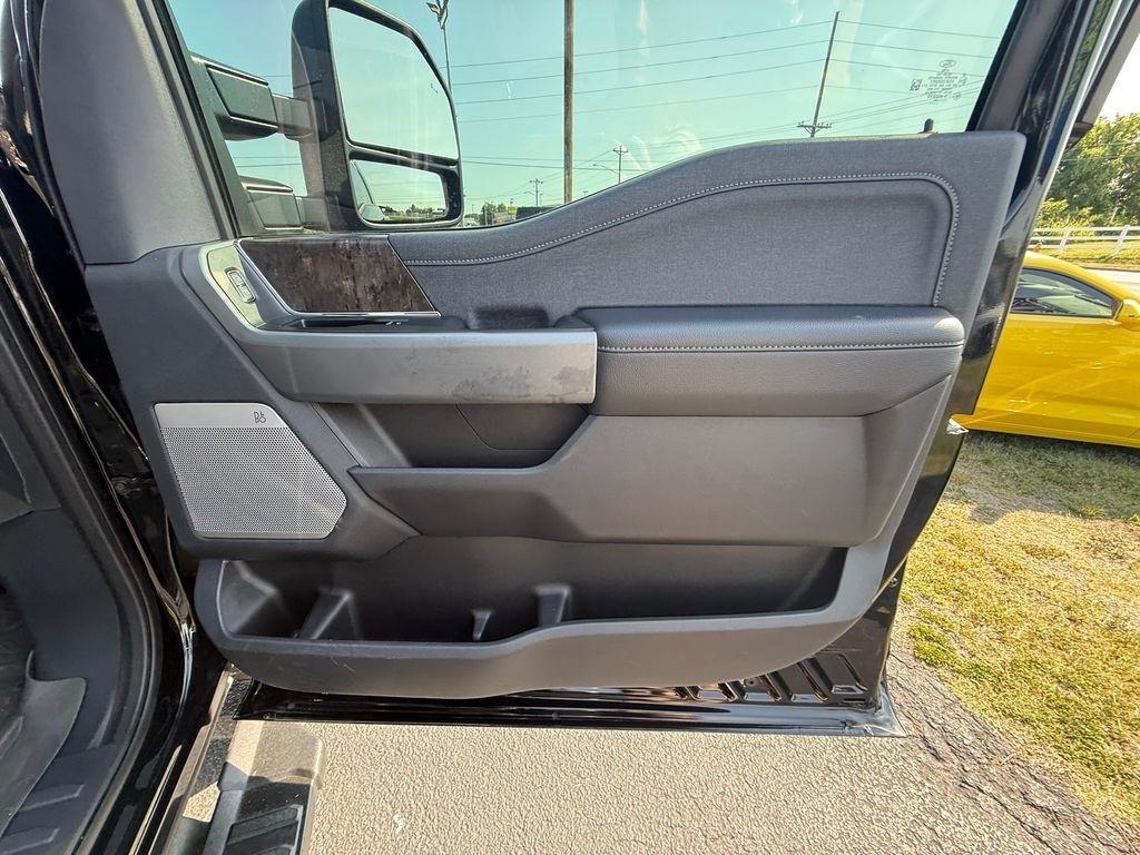 Ford F-350 SD Lariat Crew Cab Long Bed 4WD 2024