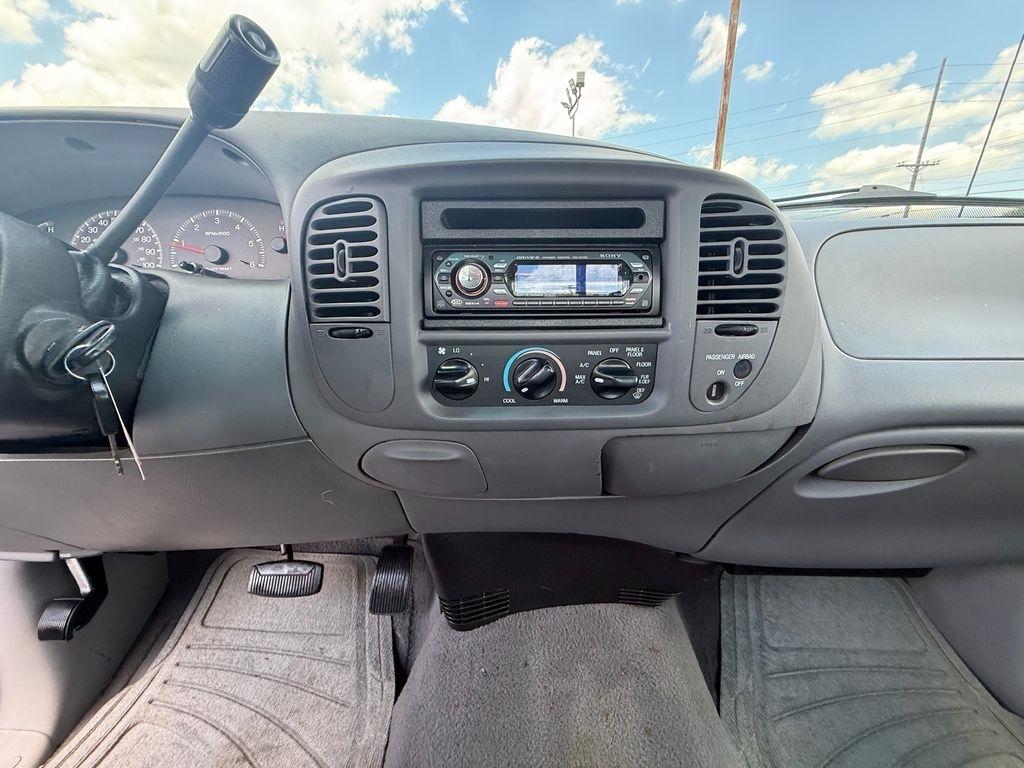 Ford F-150 XL 2WD 2000