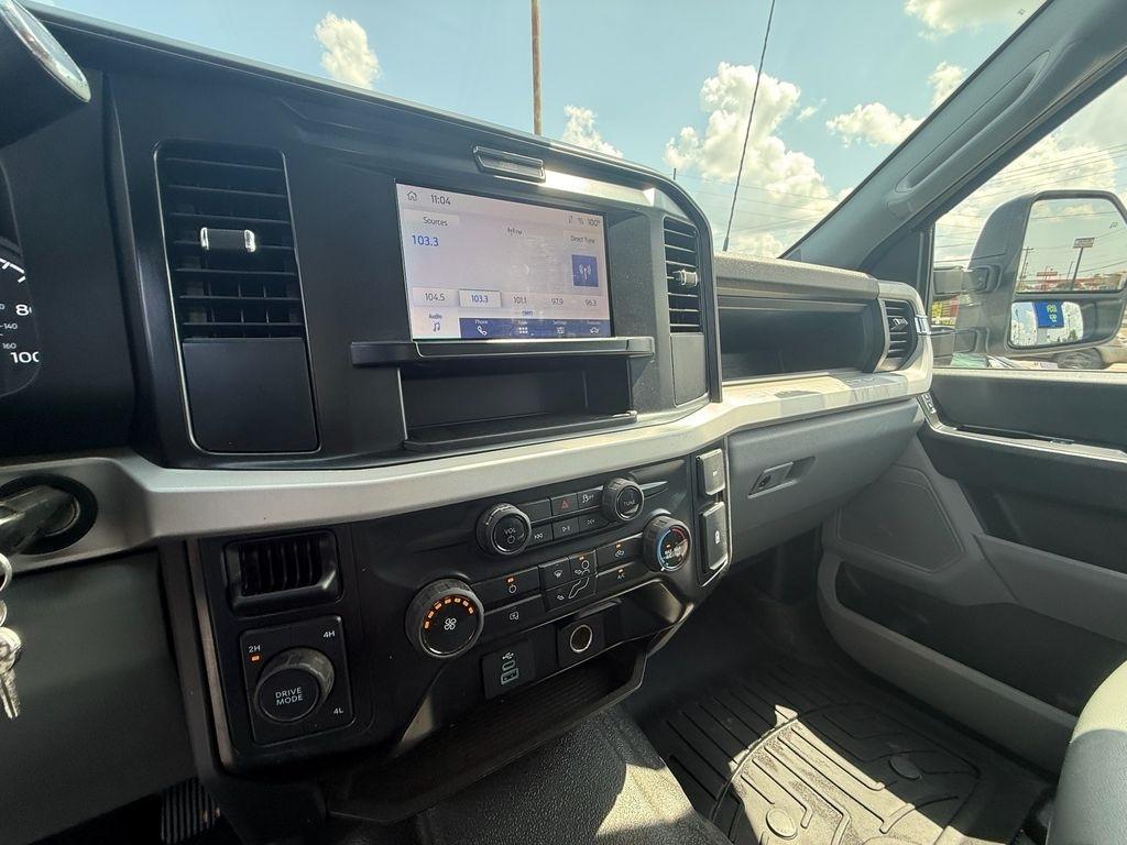 Ford F-350 SD XL Crew Cab DRW 4WD 2025