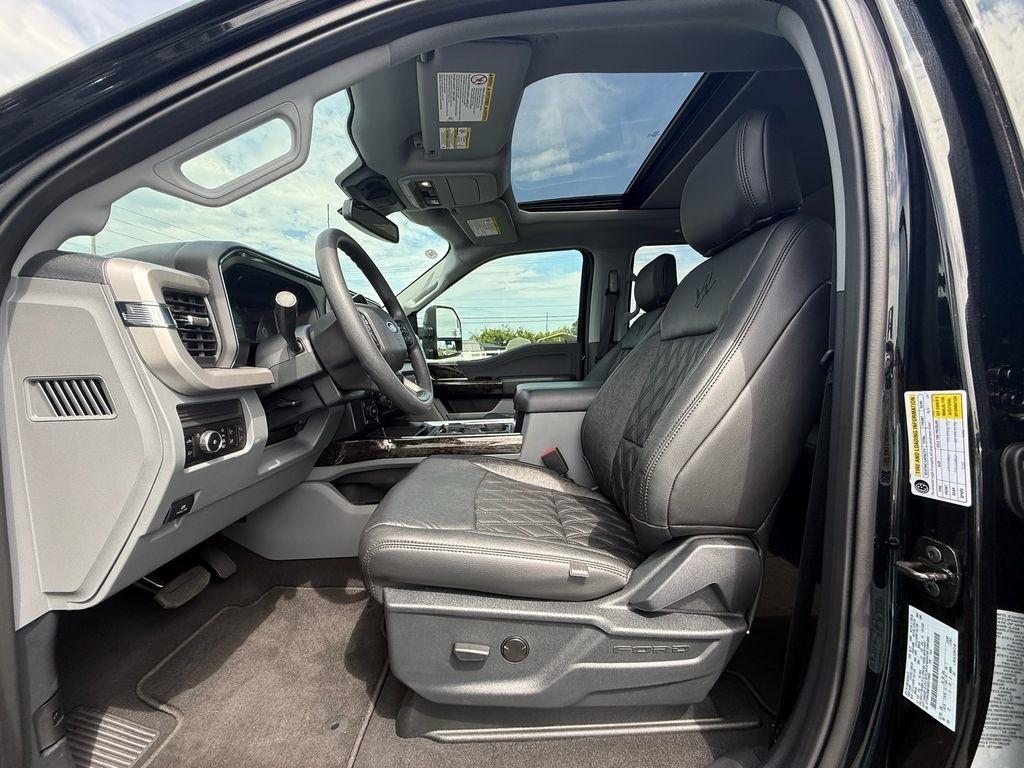 Ford F-250 SD XLT Crew Cab 4WD 2025