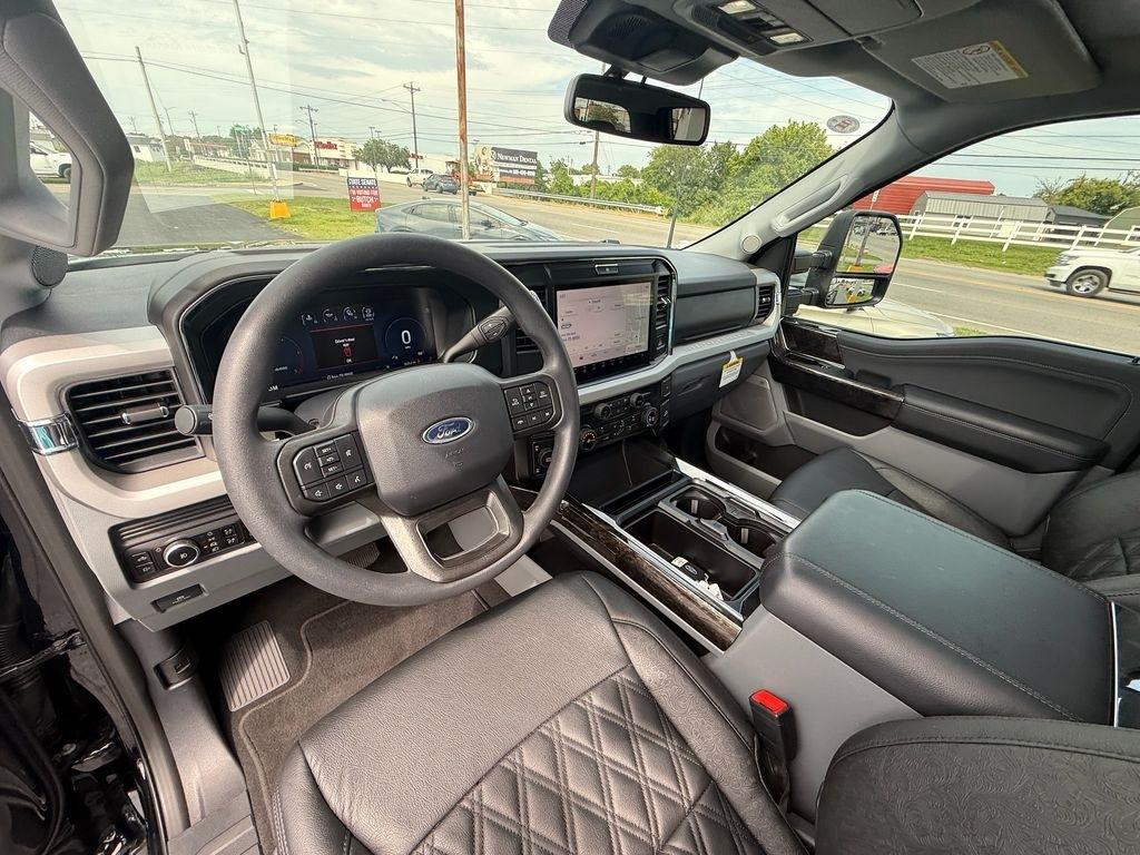 Ford F-250 SD XLT Crew Cab 4WD 2025