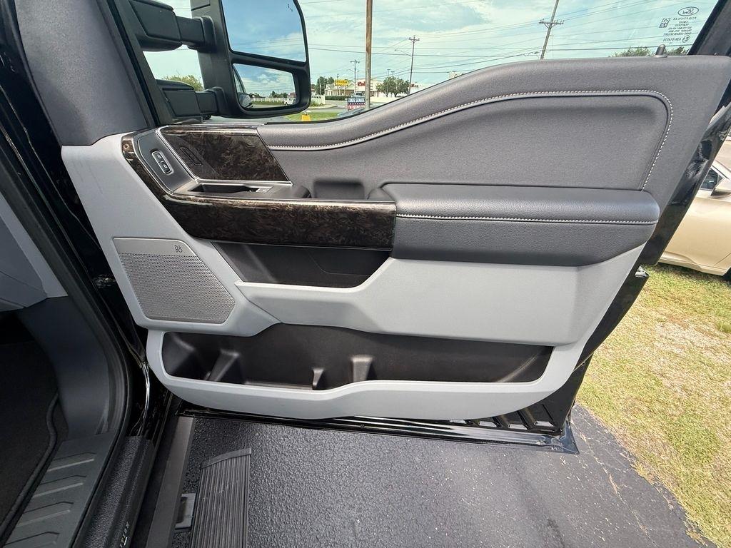 Ford F-250 SD XLT Crew Cab 4WD 2025