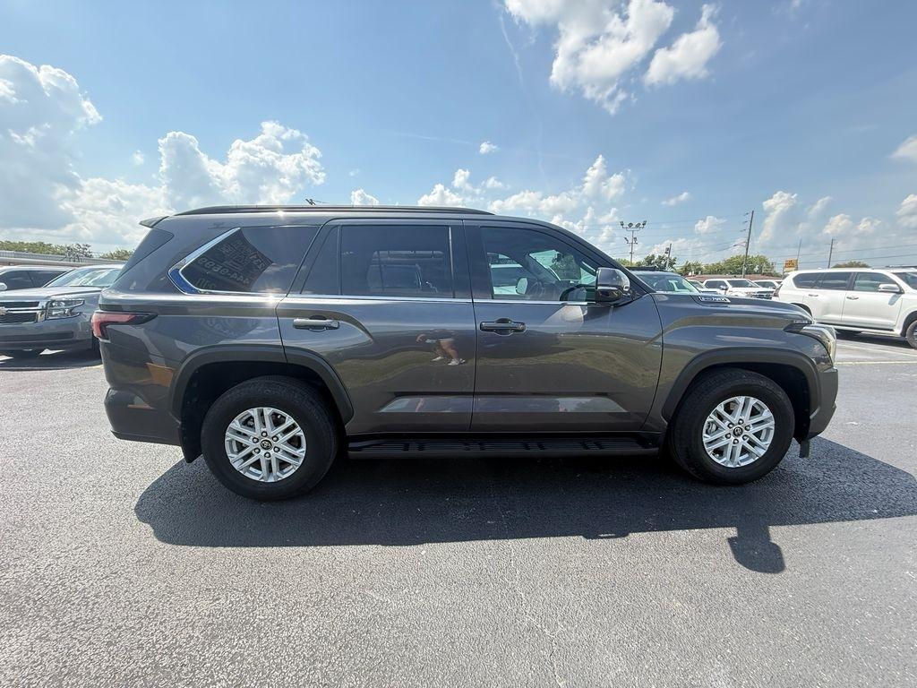 Toyota Sequoia SR5 5.7L 4WD 2023