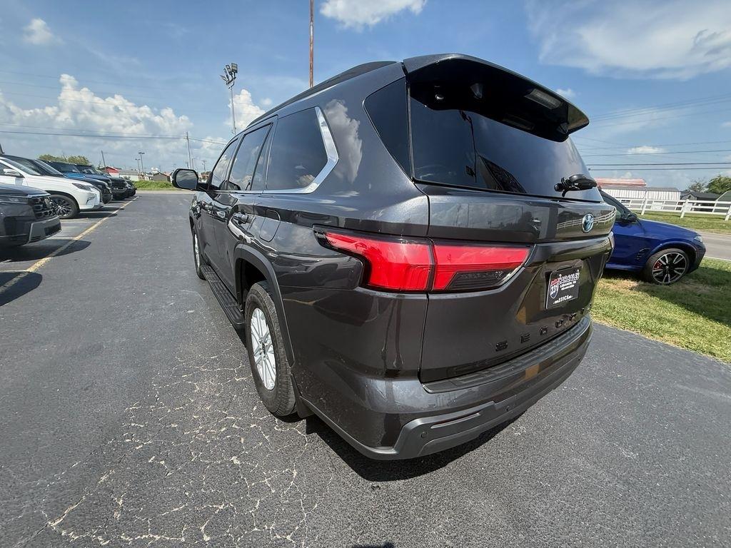 Toyota Sequoia SR5 5.7L 4WD 2023