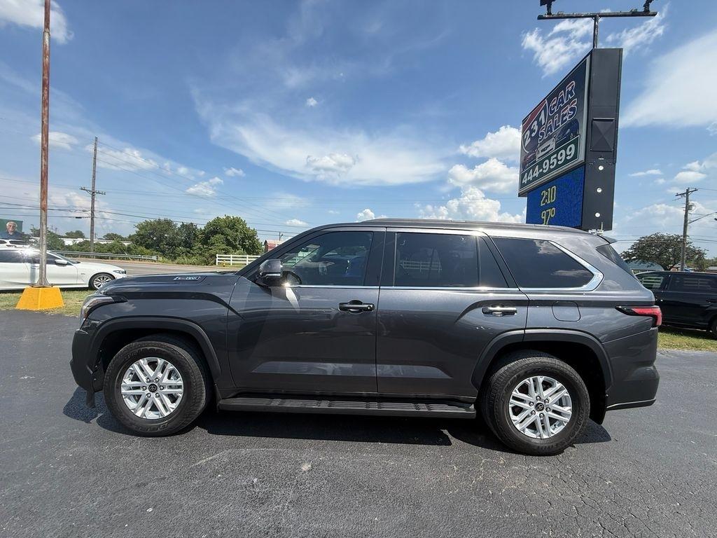 Toyota Sequoia SR5 5.7L 4WD 2023