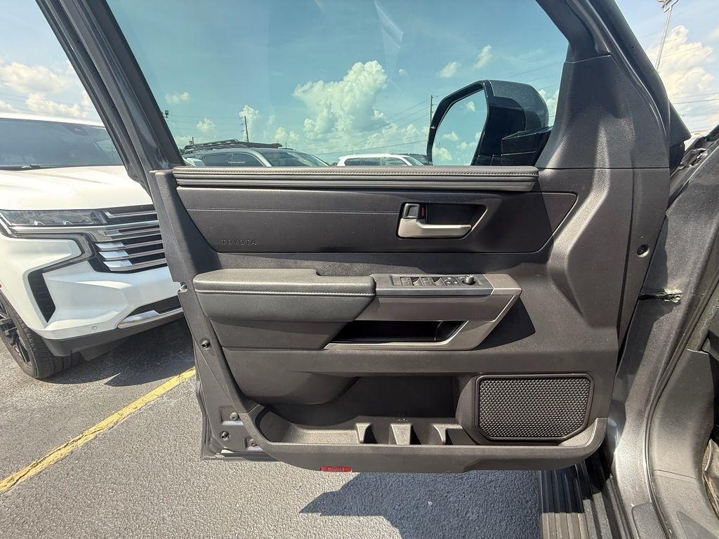 Toyota Sequoia SR5 5.7L 4WD 2023