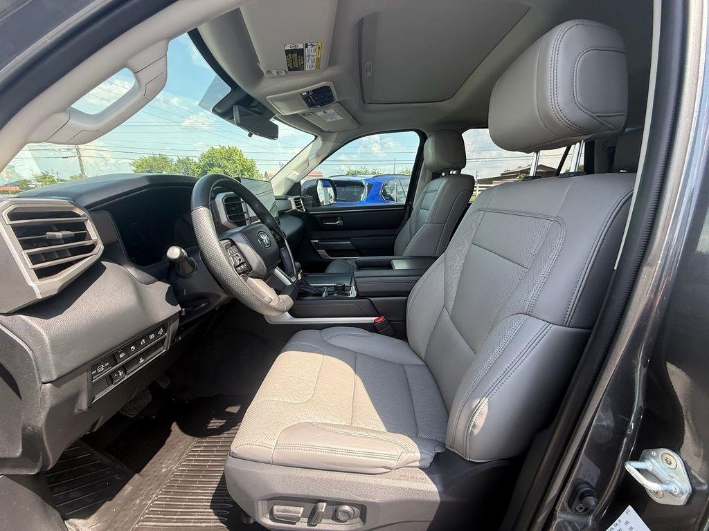 Toyota Sequoia SR5 5.7L 4WD 2023