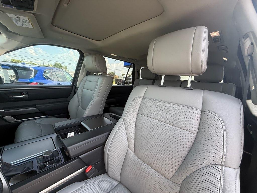 Toyota Sequoia SR5 5.7L 4WD 2023