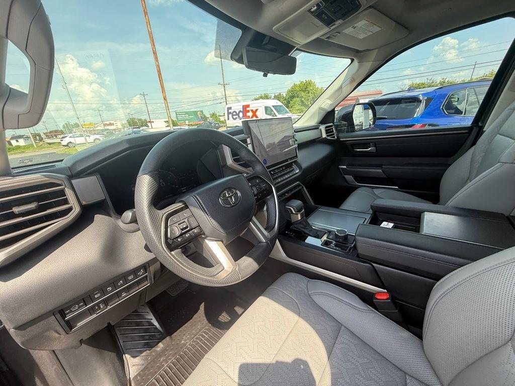 Toyota Sequoia SR5 5.7L 4WD 2023