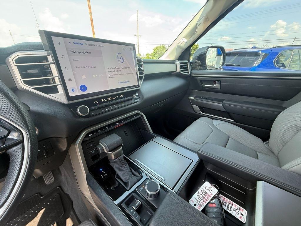 Toyota Sequoia SR5 5.7L 4WD 2023
